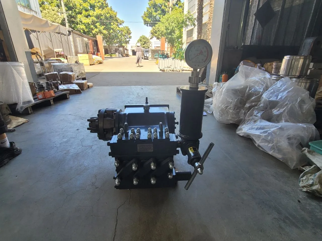 Mud pump pressure gauge, air chamber and control components