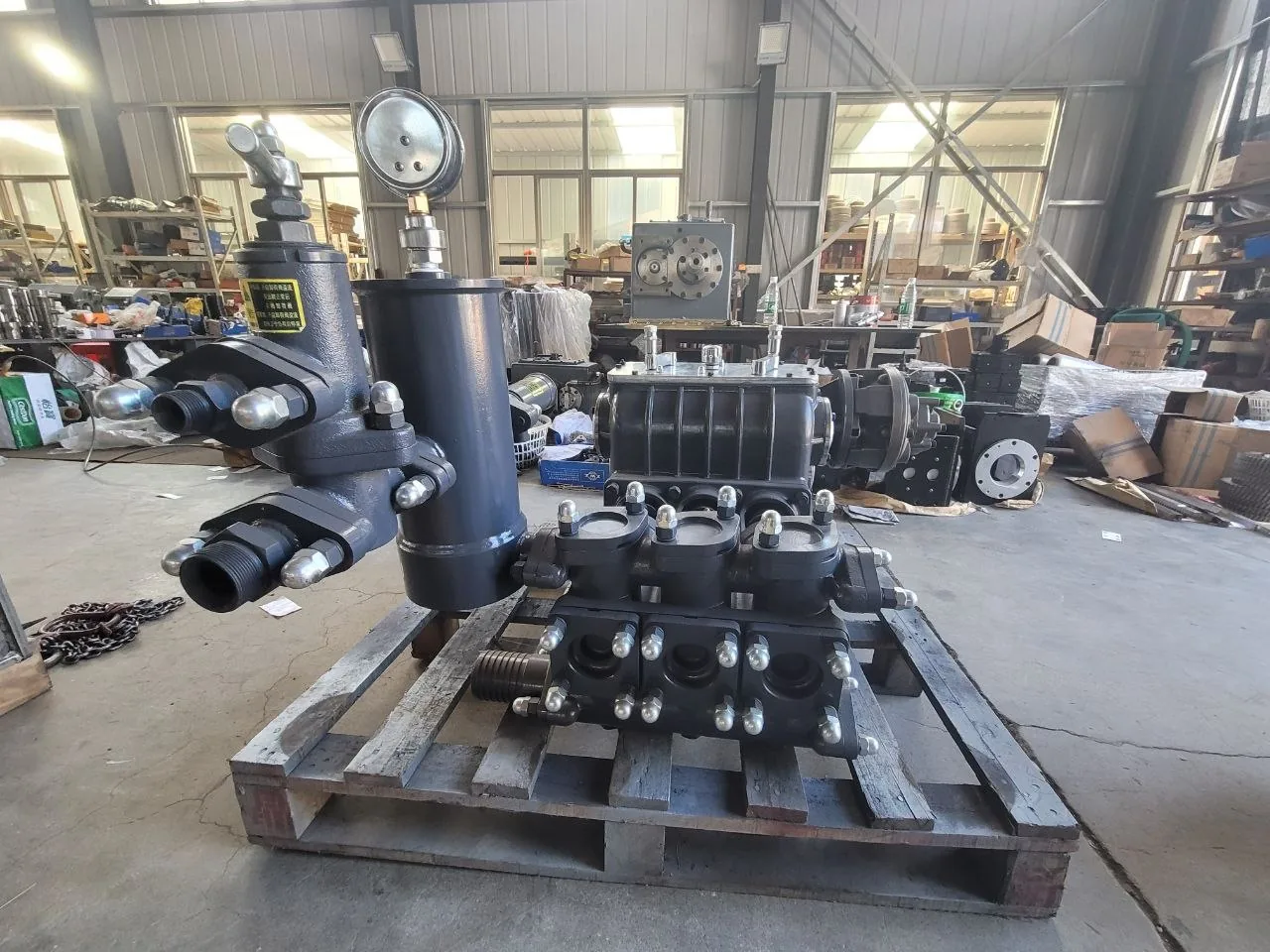Triplex reciprocating mud pump fluid-end and pressure monitoring components